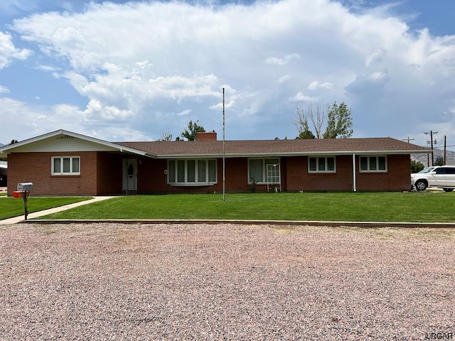 single story home featuring a front lawn