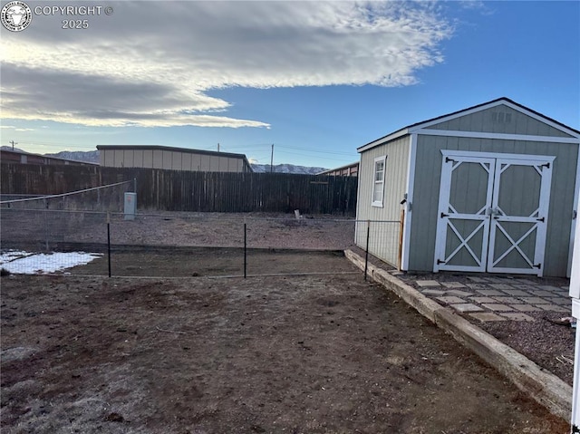 view of yard with a storage unit