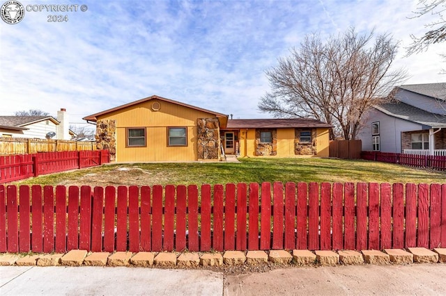 single story home featuring a front lawn