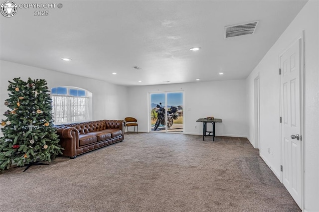 living area featuring recessed lighting, visible vents, baseboards, and carpet