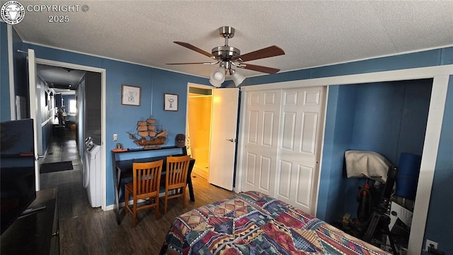 bedroom with dark wood-type flooring, a closet, ceiling fan, and a textured ceiling