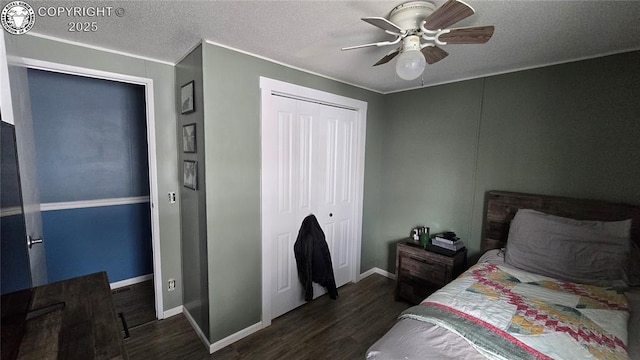 bedroom with ceiling fan, a textured ceiling, dark hardwood / wood-style flooring, and a closet