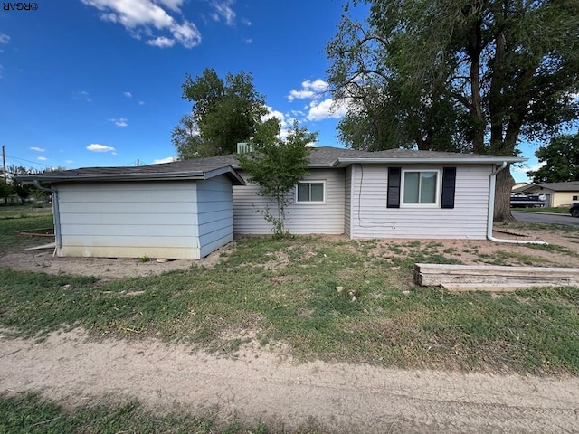 single story home with a front lawn