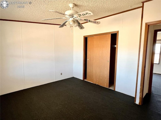 unfurnished bedroom featuring carpet floors, a closet, a textured ceiling, and a ceiling fan