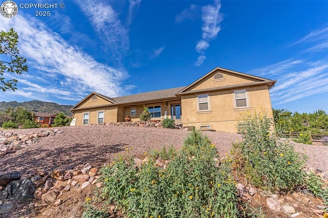 single story home featuring a mountain view