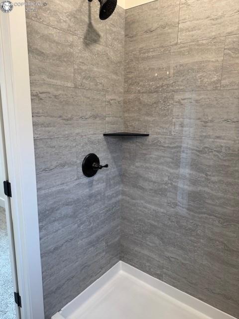 bathroom featuring a tile shower