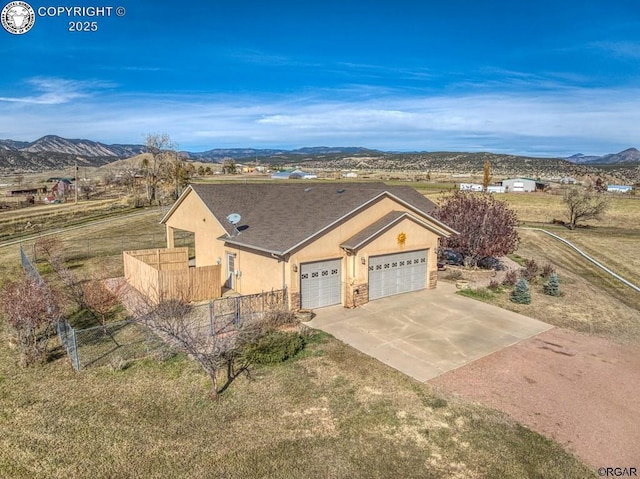 view of front of home with a mountain view and a front yard