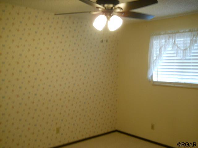 empty room with ceiling fan