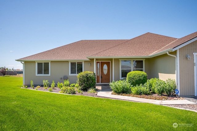 ranch-style house featuring a front yard