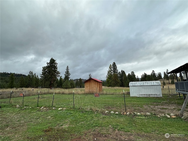 view of yard with an outdoor structure