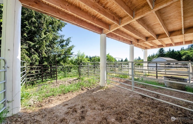 view of yard featuring an outdoor structure