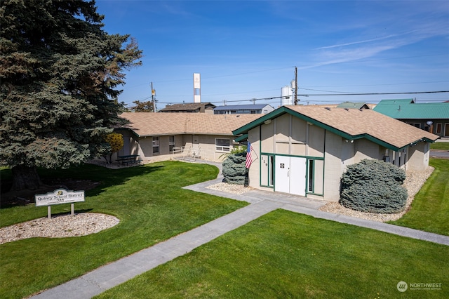 ranch-style home with a front yard