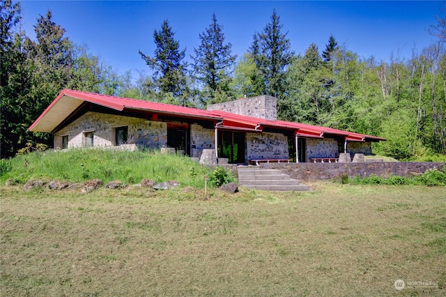 view of front facade featuring a front lawn