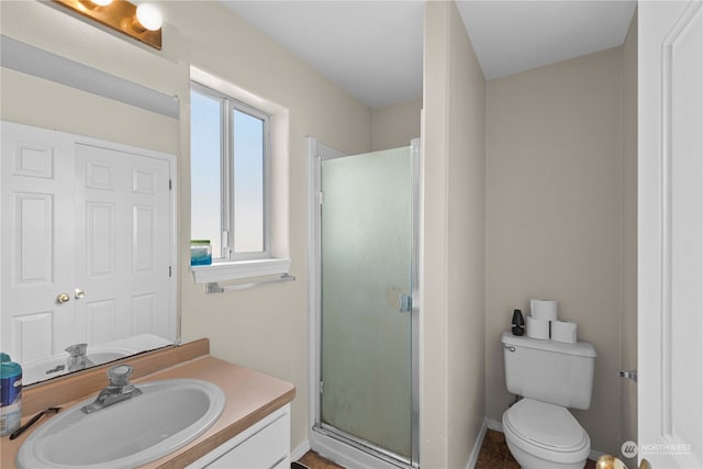 59 N Iowa Ave, East Wenatchee, WA 98802 - bathroom featuring toilet, a shower with shower door, vanity with extensive cabinet space, and a wealth of natural light