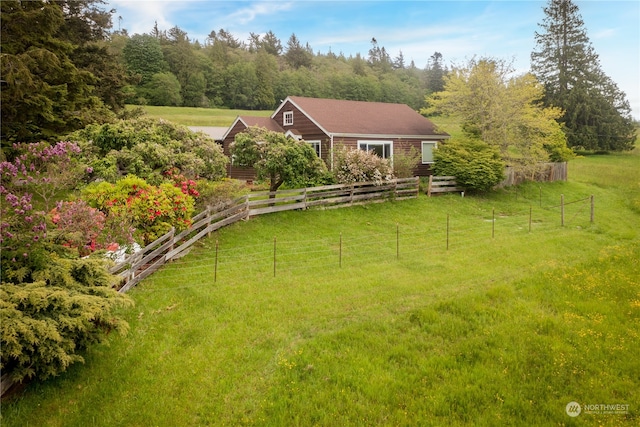 view of yard featuring a rural view