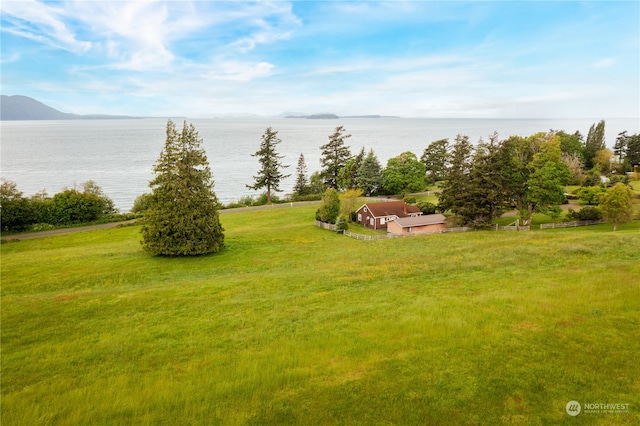 view of yard featuring a water view