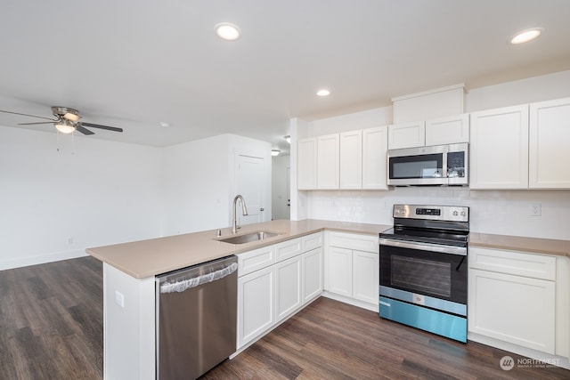 kitchen with tasteful backsplash, ceiling fan, stainless steel appliances, kitchen peninsula, and dark hardwood / wood-style floors