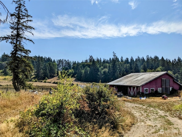 view of yard featuring a rural view