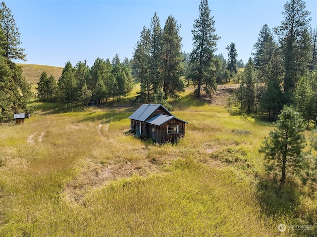 view of yard featuring a rural view and an outdoor structure