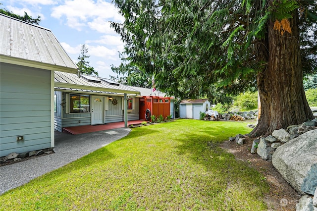 view of yard featuring an outdoor structure