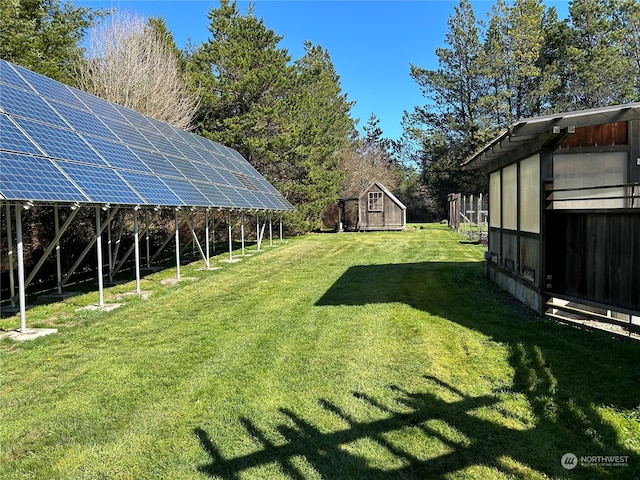 view of yard featuring an outdoor structure