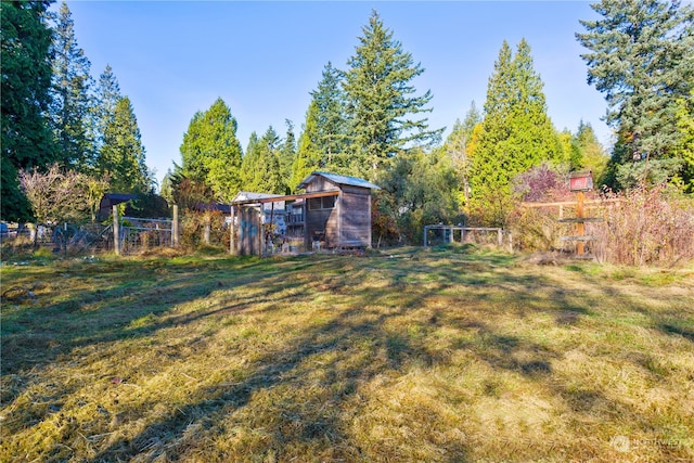 view of yard featuring an outdoor structure