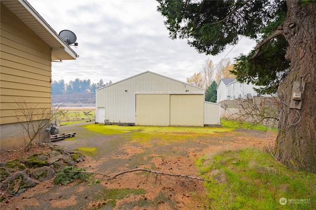 view of yard featuring an outbuilding