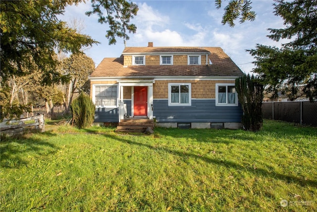 view of front of property featuring a front lawn