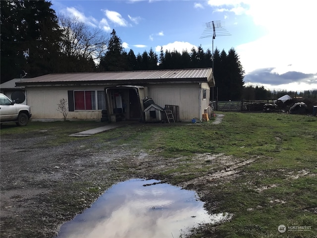 view of front of property with a front lawn