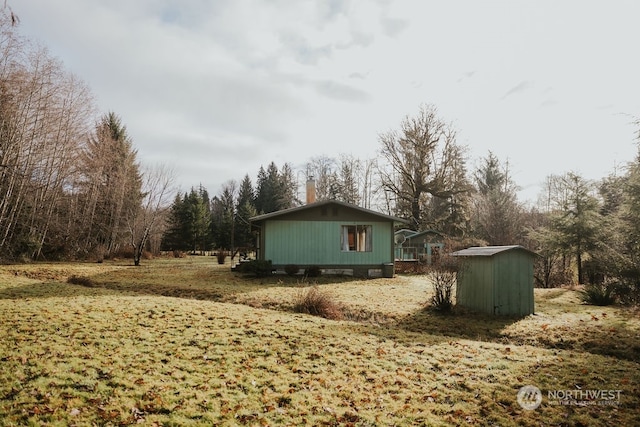 view of yard with a shed