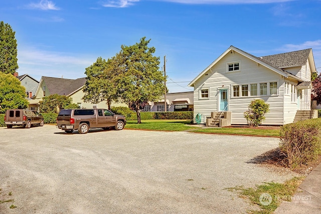 view of front of property featuring a front yard