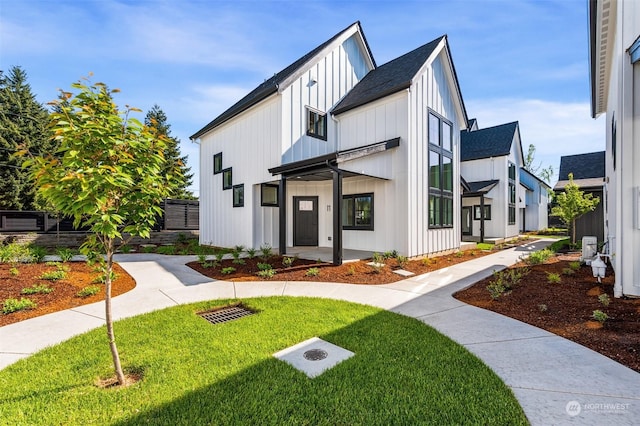 view of front of house with a front lawn