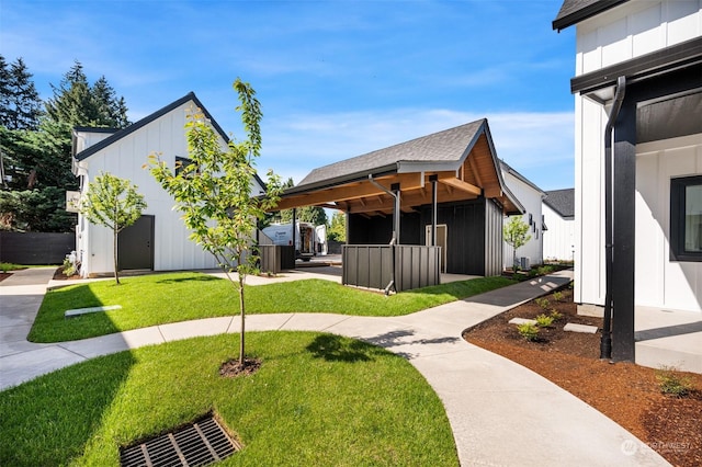 view of property's community featuring a lawn