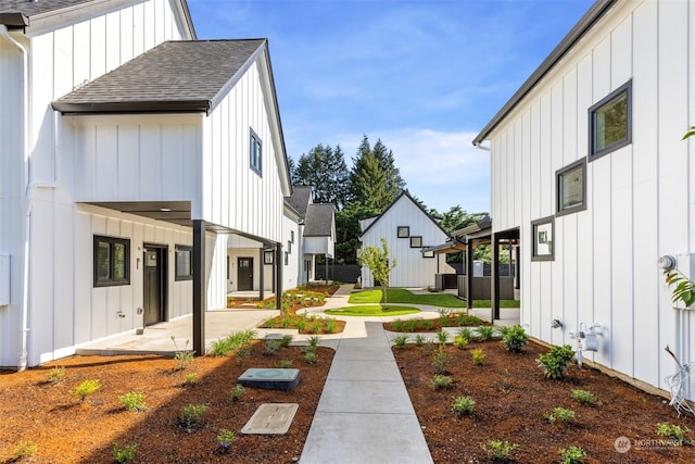 view of yard featuring a patio area