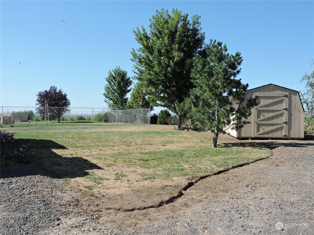 1402 Adams Rd N, Quincy, WA 98848 - view of yard featuring a storage shed, fence, and an outdoor structure