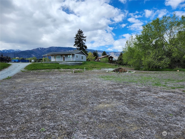 view of yard with a mountain view