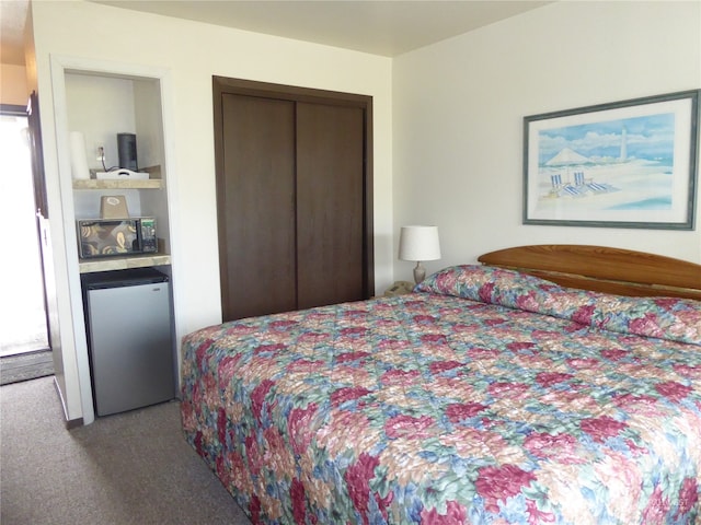 bedroom with carpet flooring and a closet