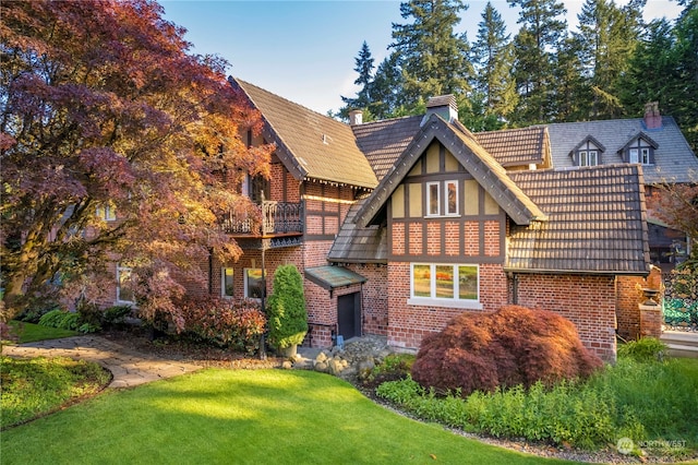 4 Thornewood Ln SW, Lakewood, WA 98498 - english style home featuring a front lawn