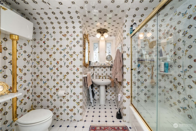 4 Thornewood Ln SW, Lakewood, WA 98498 - bathroom featuring toilet, tile floors, and shower / bath combination with glass door