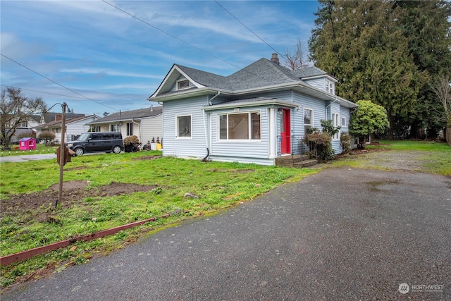 view of front of property with a front lawn