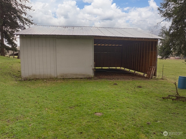 view of outdoor structure with a yard