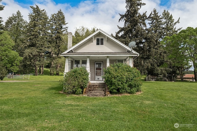 view of front facade featuring a front lawn and a porch