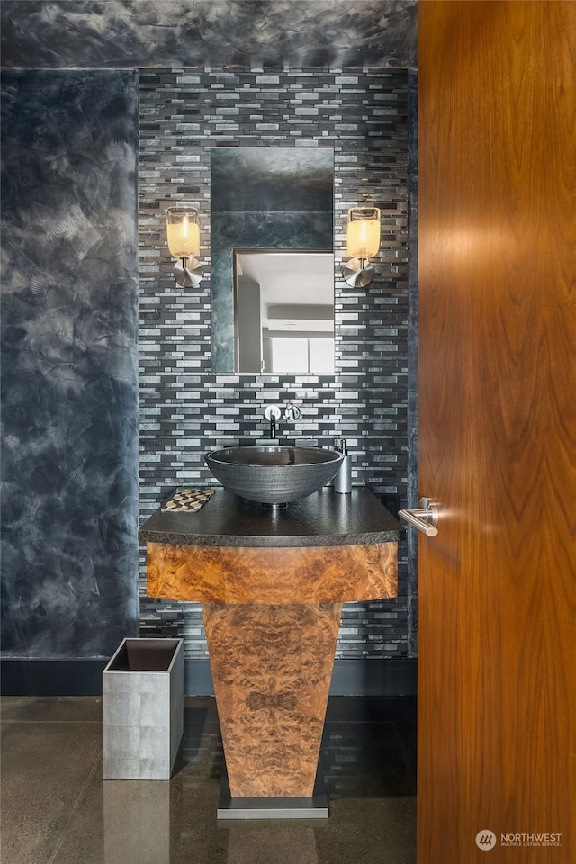 bathroom with vanity and tasteful backsplash