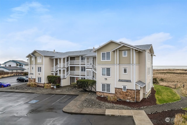 view of front of property featuring a balcony