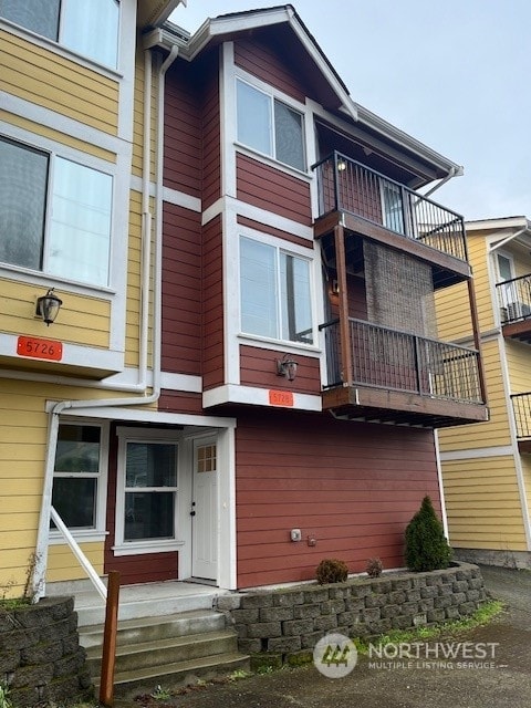 view of front of property featuring a balcony