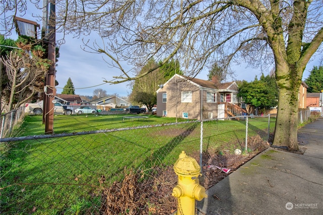 view of front of property featuring a front lawn