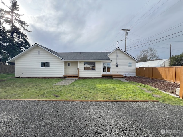 single story home with a front lawn