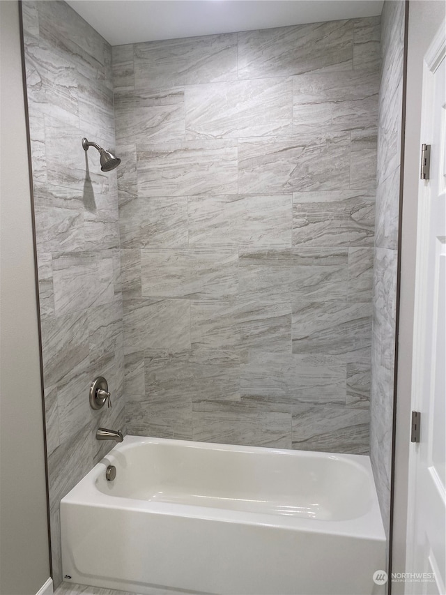 bathroom featuring tiled shower / bath