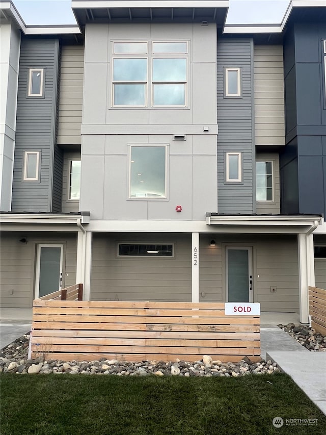 view of front of home featuring fence