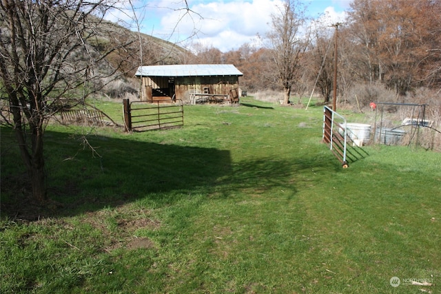 view of yard with an outbuilding